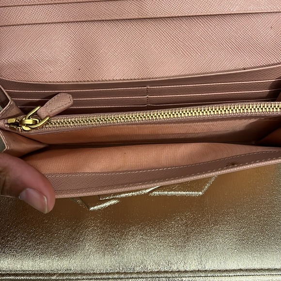 Prada Saffiano Wallet preloved good condition minor coin residue on main pouch - Picture 3 of 6